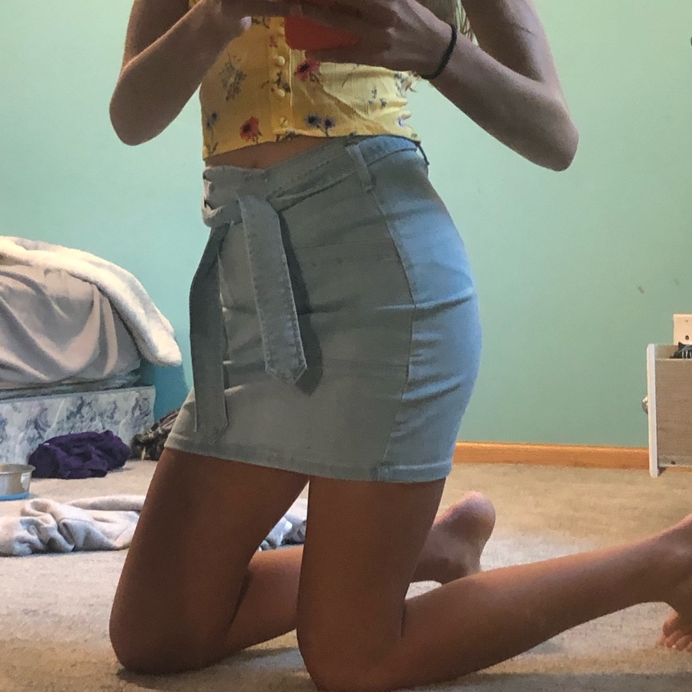 Jean skirt with pockets and a tie